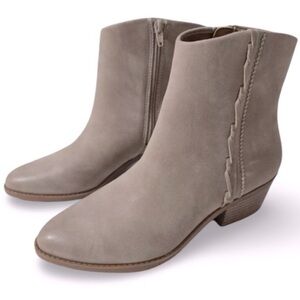 NWOT Lucky Brand Fakelle western ankle cowboy taupe Chelsea ankle boots size 9.5
